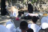 Guru memperagakan nabi Ibrahim yang akan menyembelih nabi Ismail di hadapan sejumlah anak saat menceritakan asal mula ibadah kurban dan haji di Tirtoyoso, Kota Kediri, Jawa Timur, Jumat (9/8/2019). Kegiatan yang diikuti sedikitnya 300 anak tingkat PAUD dan TK yayasan taman pendidikan Rahmat tersebut bertujuan memperkenalkan rukun islam ke lima kepada anak sejak dini. Antara Jatim/Prasetia Fauzani/zk