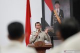 Kepala Badan Nasional Penanggulangan Bencana Daerah (BNPB) Doni Monardo berbicara saat rapat koordinasi penanganan kebakaran hutan dan lahan (karhutla) di Kantor Gubernur Kalimantan Barat, Senin (5/8/2019). Doni Monardo meminta kepada jajaran Pemerintah Provinsi Kalbar untuk melakukan pendekatan persuasif kepada masyarakat guna memberi pemahaman tentang kesiapsiagaan dalam mencegah serta mengatasi karhutla. ANTARA FOTO/Jessica Helena WuysangANTARA FOTO/JESSICA HELENA WUYSANG (ANTARA FOTO/JESSICA HELENA WUYSANG)