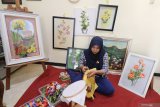 Perajin menyelesaikan pembuatan lukis sulam di Desa Sukorejo Kediri, Jawa Timur, Jumat (9/8/2019). Seni lukis sulam tersebut dijual secara daring dengan harga Rp70 ribu hingga Rp2 juta per buah. Antara Jatim/Prasetia Fauzani/zk