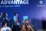 Chief Distribution Officer PT Zurich Topas Life Budi Darmawan (kanan) didampingi selebriti Widi Mulia (kiri) memberikan pemaparan saat  'Media Talkshow' di Surabaya, Jawa Timur, Kamis (8/8/2019). Acara bincang-bincang itu tentang produk asuransi penyakit kritis terbaru Zurich Critical Advantage (ZCA) dengan manfaat utama perawatan medis di luar negeri untuk melengkapi kebutuhan masyarakat Surabaya akan manfaat kesehatan dan pengobatan yang komprehensif. Antara Jatim/Didik Suhartono/ZK