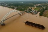 Kapal Tongkang melintasi aliran Sungai Batanghari, Sabak Timur, Tanjungjabung Timur, Jambi, Rabu (7/8/2019). Wacana Pemerintah Provinsi Jambi untuk mengharuskan angkutan batu bara memanfaatkan jalur sungai pada 2018 atau membangun jalur khusus sebagai solusi atas tidak berjalannya Perda No.13 Tahun 2012 tentang pengaturan pengangkutan batu bara, hingga kini tidak ada kejelasan, ANTARA FOTO/Wahdi Septiawan/foc.