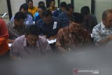 Bakal calon Kepala Desa mengisi soal saat tes kesehatan rohani atau kejiwaan di RSUD Jombang, Jawa Timur, Jumat (9/8/2019). Tes kesehatan jasmani dan rohani serta bebas narkoba bagi calon Kepala Desa itu menjadi persyaratan pendaftaran untuk bisa mengikuti kontestasi pemilihan Kepala Desa (Pilkades) serentak yang akan diikuti 280 Desa di Jombang pada November 2019 mendatang. Antara Jatim/Syaiful Arif/zk