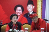 Ketua Umum PDIP Megawati Soekarnoputri (kiri) berbincang dengan Sekjen PDIP Hasto Kristiyanto, sebelum menyampaikan keterangan pers dalam Kongres V PDI Perjuangan di Sanur, Denpasar, Bali, Kamis (8/8/2019). Megawati Soekarnoputri terpilih kembali secara aklamasi sebagai Ketua Umum PDI Perjuangan periode 2019-2024. ANTARA FOTO/Fikri Yusuf/nym.