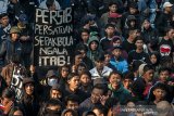 Massa pendukung tim sepak bola Persib Bandung melakukan aksi unjuk rasa di depan Graha PT. Persib Bandung Bermartabat, Bandung, Jawa Barat, Sabtu (10/8/2019). Aksi tersebut sebagai bentuk kekecewaan bobotoh (pendukung) Persib Bandung atas merosotnya prestasi dan peringkat di Liga 1 2019 sekaligus bentuk protes terhadap manajemen persib yang dianggap hanya mencari keuntungan. ANTARA FOTO/Novrian Arbi/agr