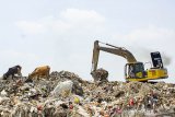 Sejumlah sapi mencari makan di tumpukan sampah di Tempat Pembuangan Akhir Sampah (TPAS) Cikolotok, Purwakarta, Jawa Barat, Jumat (9/8/2019). Badan Pengawas Obat dan Makanan (BPOM) mengeluarkan peraturan ambang batas 1,0 ppm, sementara itu berdasarkan penelitian dengan menggunakan metode Atomic Absorbtion Soectophotometry (AAS) sapi pemakan sampah dapat mengandung 1,7 sampai 17 ppm kadar logam berat dan berdampak membahayakan kesehatan bila dikomsumsi. ANTARA JABAR/M Ibnu Chazar/agr