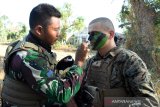 Sejumlah prajurit Korps Marinir TNI AL dan Marinir Amerika melaksanakan latihan Gerakan Maju Untuk Kontak (GMUK) dan Serangan di Pusat Latihan Pertempuran Korps Marinir 5 Baluran, Situbondo, Jawa Timur. Sabtu (10/8/2019). Kegiatan tersebut merupakan salah satu materi yang dilatihkan dalam Latihan Bersama Platoon Exchange (Platex) tahun 2019 yang bertujuan meningkatkan profesionalisme prajurit Marinir kedua Negara. Antara Jatim/Serka Mar Kuwadi/zk.