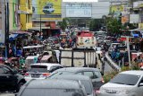 Sejumlah kendaraan terjebak macet di pusat pasar Peunayung, Banda Aceh, Aceh, Sabtu (10/8/2019). Pada hari terakhir meugang Idul Adha 1440 Hijriyah, pasar tradisional Peunayung semrawut dan macet akibat badan jalan digunakan untuk parkir kendaraan dan tempat berjualan pedagang dan selain petugas tidak berada di tempat mengatur lalulintas. (Antara Aceh/Ampelsa)