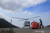 Sebuah helikopter dari BNPB lepas landas untuk melakukan water bombing di lereng Gunung Ciremai, Kuningan, Jawa Barat, Jumat (9/8/2019). Upaya pemadaman api yang membakar kawasan hutan gunung Ciremai menggunakan water bombing terkendala cuaca. ANTARA JABAR/Dedhez Anggara/agr