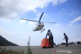 Sebuah helikopter dari BNPB lepas landas untuk melakukan water bombing di lereng Gunung Ciremai, Kuningan, Jawa Barat, Jumat (9/8/2019). Upaya pemadaman api yang membakar kawasan hutan gunung Ciremai menggunakan water bombing terkendala cuaca. ANTARA JABAR/Dedhez Anggara/agr