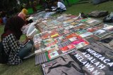 SIOLIDARITAS RAZIA BUKU DI MALANG. Pengunjung membaca buku dalam Lapak Buku Solidaritas, di Taman Merjosari, Malang, Jawa Timur, Sabtu (10/8/2019).Kegiatan  tersebut merupakan aksi solidaritas terhadap razia buku di sejumlah daerah yang dinilai merupakan pembungkaman terhadap budaya literasi . Antara Jatim/Ari Bowo Sucipto/zk.