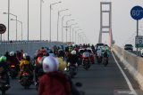 Pengguna kendaraan bermotor  roda dua melintas di Jembatan Suramadu, Surabaya, Jawa Timur, Sabtu (10/8/2019). Menjelang Idul Adha 1440 Hijriah arus kendaraan bermotor roda dua yang menuju ke Pulau Madura terpantau ramai dan lancar. Antara Jatim/Didik Suhartono/ZK