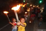 Sejumlah anak membawa obor saat mengikuti takbir keliling di Kelurahan Banaran, Kota Kediri, Jawa Timur, Sabtu (10/8/2019) malam. Takbir keliling mengitari kampung setempat tersebut guna meyambut datangnya Idul Adha. Antara Jatim/Prasetia Fauzani/zk.