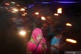 Sejumlah anak membawa obor saat mengikuti takbir keliling di Kelurahan Banaran, Kota Kediri, Jawa Timur, Sabtu (10/8/2019) malam. Takbir keliling mengitari kampung setempat tersebut guna meyambut datangnya Idul Adha. Antara Jatim/Prasetia Fauzani/zk.