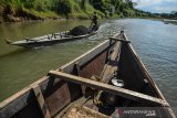 TAMBANG PASIR TRADISIONAL SUNGAI CITANDUY. Penambang tradisional berlayar usai mengambil pasir di Sungai Citanduy, Kota  Banjar, Jawa Barat, Jumat (9/8/2019). Saat musim kemarau panjang berkah bagi penambang pasir karena debit air Sungai Citanduy menyusu dan mampu menambang 10-12 meter kubik pasir per hari dengan upah yang diperoleh sebesar Rp50 ribu per kubik. ANTARA JABAR/Adeng Bustomi/agr