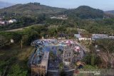 Foto udara kondisi kolam renang Banjar Water Park (BWP) yang memperihatinkan dan tidak terawat, di Kota Banjar, Jawa Barat, Jumat (9/8/2019). Destinasi wisata BWP milik pemerintah daerah Kota Banjar yang dikelola oleh  Badan Usaha Milik Daerah (BUMD) yang dibangun pada tahun 2009 menghabiskan anggaran APBD senilai Rp27 miliar terbengkalai dan beberapa fasilitas rusak parah akibat terus merugi dan membenani APBD, sehingga tidak beroperasi sejak tiga tahun yang lalu. ANTARA JABAR/Adeng Bustomi/agr