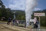 Wisatawan mengamati kepulan asap yang keluar dari Kawah Hujan di Taman Wisata Alam Kawah Kamojang, Kabupaten Bandung, Jawa Barat, Sabtu (10/8/2019). Forum Kabupaten Bandung Sehat (FKBS) mengajukan wisata alam Kawah Kamojang menjadi Pariwisata Sehat guna meraih Swasti Saba Wisatara (predikat kabupaten sehat) dari pemerintah pusat. ANTARA FOTO/Raisan Al Farisi/agr