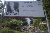 Wisatawan mengamati kepulan asap yang keluar dari Kawah Hujan di Taman Wisata Alam Kawah Kamojang, Kabupaten Bandung, Jawa Barat, Sabtu (10/8/2019). Forum Kabupaten Bandung Sehat (FKBS) mengajukan wisata alam Kawah Kamojang menjadi Pariwisata Sehat guna meraih Swasti Saba Wisatara (predikat kabupaten sehat) dari pemerintah pusat. ANTARA FOTO/Raisan Al Farisi/agr