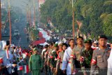 Masyarakat dari berbagai elemen berpartisipasi dalam Kirab Prasetya Merah Putih saat melintas di Jalan Gajah Mada Kota Mojokerto, Jawa Timur, Sabtu (10/8/2019). Kirab kain bendera merah putih tersebut dalam rangka peringatan hari Kemerdekaan yang ke-74 Republik Indonesia. Antara Jatim/Syaiful Arif/zk.