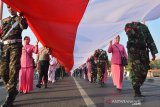 Masyarakat dari berbagai elemen berpartisipasi dalam Kirab Prasetya Merah Putih saat melintas di Jalan Gajah Mada Kota Mojokerto, Jawa Timur, Sabtu (10/8/2019). Kirab kain bendera merah putih tersebut dalam rangka peringatan hari Kemerdekaan yang ke-74 Republik Indonesia. Antara Jatim/Syaiful Arif/zk.