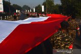 Masyarakat dari berbagai elemen berpartisipasi dalam Kirab Prasetya Merah Putih saat melintas di Jalan Gajah Mada Kota Mojokerto, Jawa Timur, Sabtu (10/8/2019). Kirab kain bendera merah putih tersebut dalam rangka peringatan hari Kemerdekaan yang ke-74 Republik Indonesia. Antara Jatim/Syaiful Arif/zk.