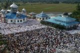 Jamaah Tarekat Syattariah melaksanakan shalat Idul Adha di halaman Masjid Syaikhuna Habib Muda Seunagan di Desa Peleukung, Seunagan Timur, Nagan Raya, Aceh, Sabtu (10/8/2019). Jamaah Syattariah melaksanakan shalat Idul Adha lebih awal dari jadwal yang telah ditetapkan pemerintah karena didasarkan pada metode hisab Urfi Khumasi atau bilangan lima dalam kitab Tajul Muluk yang dianut jamaah Syattariah. (ANTARA FOTO/Syifa Yulinnas/nz)