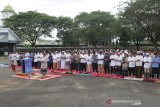 Warga bersama petugas bandara dan karyawan PT. Angkasa Pura II melaksanakan shalat Id Idul Adha perdana di halaman parkir bandara Internasional Sultan Iskandar Muda, Blang Bintang, Aceh Besar, Aceh, Minggu (11/8/2019). PT Angkasa Pura II Bandara Sultan Iskandar Muda menghentikan penerbangan semua maskapai selama 3,5 jam pada hari pertama hari raya Idul Adha 1440 Hijrah sebagai penerapan hukum syariat islam dan menindaklanjuti imbauan Bupati Aceh Besar Nomor 451/3442/2019 tanggal 24 Juli 2019 tentang Penghentian penerbangan. (Antara Aceh / Irwansyah Putra)