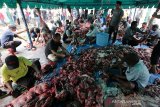 Warga bergotong royong menyembelih dan memotong daging sapi pada hari raya kurban Idul Adha di Desa Ilie Ulee Kareng, Banda Aceh, Aceh, Minggu (11/8/2019). Daging kurban tersebut dibagikan kepada anak yatim, fakir dan miskin. (Antara Aceh / Irwansyah Putra)