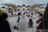 Umat muslim menunaikan shalat berjamaah Idul Adha 1440 Hijriyah di Masjid Raya Baiturrahman, Banda Aceh, Minggu (11/8/2019). Ribuan umat muslim memadati Masjid Raya Baiturrahman menunaikan shalat berjamaah Idul Adha 1440 Hijriyah. (Antara Aceh/Ampelsa.)
