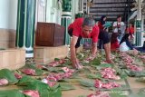 Masjid di Yogyakarta menggunakan daun jati untuk bungkus daging kurban
