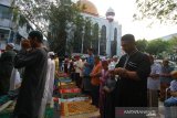 Sejumlah umat islam melaksanakan shalat Idul Adha di Masjid Noor di kawasan pasar Sudimampir Banjarmasin, Kalimantan Selatan, Minggu (11/8/2019).Foto Antaranews Kalsel/Bayu Pratama S.