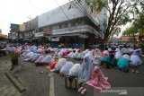 Sejumlah umat islam melaksanakan shalat Idul Adha di Masjid Noor di kawasan pasar Sudimampir Banjarmasin, Kalimantan Selatan, Minggu (11/8/2019).Foto Antaranews Kalsel/Bayu Pratama S.