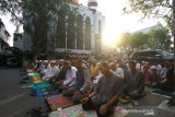 Sejumlah umat islam melaksanakan shalat Idul Adha di Masjid Noor di kawasan pasar Sudimampir Banjarmasin, Kalimantan Selatan, Minggu (11/8/2019).Foto Antaranews Kalsel/Bayu Pratama S.