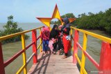 Pengunjung menikmati wisata hutan mangrove saat mengisi libur idul adha 1440 H di Pantai Talang Siring, Pamekasan, Jawa Timur, Sabtu (10/8/2019). Destinasi wisata tersebut menjadi pilihan utama warga di kabupaten itu untuk mengisi libur nasional dan keagamaan. Antara Jatim/Saiful Bahri/zk.