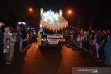 Warga dengan kendaraan hias keliling kota saat pawai takbiran menyambut hari raya Idul Adha 1440 H di kawasan Masjid Raya Baiturrahman, Banda Aceh, Sabtu (10/8/2019) malam. (Antara Aceh/Ampelsa)
