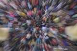 Ribuan mustahik menunggu pembagian daging hewan kurban di Masjid Raya Bandung, Jawa Barat, Minggu (11/8/2019). Panitia Masjid Raya Bandung menyiapkan sekitar 5.000 bungkus daging hewan kurban bagi mustahik pada Idul Adha 1440 H. ANTARA FOTO/Raisan Al Farisi/agr