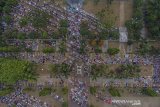 Foto udara suasana umat muslim melaksanakan shalat Idul Adha di Alun-alun Ciamis, Jawa Barat, Minggu (11/8/2019). Hari ini seluruh umat muslim malaksanakan hari raya Idul Adha 10 Dzulhijah 1440 Hijriah. ANTARA FOTO/Adeng Bustomi/agr