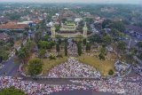 Foto udara suasana umat muslim melaksanakan shalat Idul Adha di Alun-alun Ciamis, Jawa Barat, Minggu (11/8/2019). Hari ini seluruh umat muslim malaksanakan hari raya Idul Adha 10 Dzulhijah 1440 Hijriah. ANTARA FOTO/Adeng Bustomi/agr