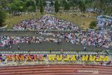 Foto udara suasana umat muslim melaksanakan shalat Idul Adha di Alun-alun Ciamis, Jawa Barat, Minggu (11/8/2019). Hari ini seluruh umat muslim malaksanakan hari raya Idul Adha 10 Dzulhijah 1440 Hijriah. ANTARA FOTO/Adeng Bustomi/agr