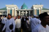 Ribuan umat Islam berjalan keluar usai melaksanakan shalat Idul Adha di Masjid Al Akbar Surabaya, Jawa Timur, Minggu (11/8/2019). Hari ini umat Islam di Indonesia merayakan Hari Raya Idul Adha 1440 Hijriah. Antara Jatim/Didik Suhartono/ZK