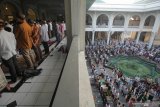 Ribuan umat Islam melaksanakan shalat Idul Adha di Masjid Al Akbar Surabaya, Jawa Timur, Minggu (11/8/2019). Hari ini umat Islam di Indonesia merayakan Hari Raya Idul Adha 1440 Hijriah. Antara Jatim/Didik Suhartono/ZK