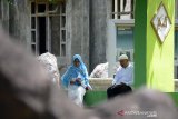 Warga membaca surat yasin dan dilajutkan berdoa di kuburan masal tsunami Desa Ulee Lheue, Banda Aceh, Minggu (11/8/2019). Pada Raya Idul Adha 1440 hijriyah, ramai warga mendatangi kuburan tsunami tersebut berdoa untuk keluarganya yang syuhada korban tsunami pada 26 Desember 2004 lalu. (Antara Aceh/Ampelsa)