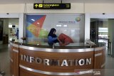 Petugas informasi bandara dan karyawan PT. Angkasa Pura II bersalaman seusai melaksanakan shalat Idul Adha perdana di bandara Internasional Sultan Iskandar Muda, Blang Bintang, Aceh Besar, Aceh, Minggu (11/8/2019). PT Angkasa Pura II Bandara Sultan Iskandar Muda menghentikan penerbangan semua maskapai selama 3,5 jam pada hari pertama hari raya Idul Adha 1440 Hijrah sebagai penerapan hukum syariat islam dan menindaklanjuti imbauan Bupati Aceh Besar Nomor 451/3442/2019 tanggal 24 Juli 2019 tentang Penghentian penerbangan. (Antara Aceh / Irwansyah Putra)