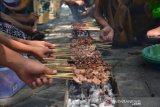 Santri saat bakar sate massal di Pondok Pesantren (Ponpes) Tebuireng Jombang, Jawa Timur, Minggu (11/8/2019). Tradisi nyate bareng setiap hari raya Idul Adha tersebut untuk mempererat rasa kebersamaan di antara para santri Pesantren Tebuireng. Antara Jatim/Syaiful Arif/zk.