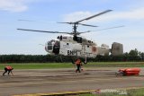 Petugas menyiapkan pendaratan helikopter water bombing milik Badan Nasional Penanggulangan Bencana (BNPB) seusai melakukan pembasahan lahan gambut yang terbakar di Bandar Udara Cut Nyak Dhien, Kabupaten Nagan Raya, Aceh, Senin (12/8/2019). (Antara Aceh/Syifa Yulinas)