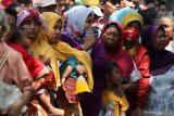 Warga mengantre untuk mendapatkan sekantung daging kurban di Pengadilan Negeri Surabaya, Jawa Timur, Minggu (11/8/2019). Pada Hari Raya Idul Adha 1440 Hijriah Pengadilan Negeri Surabaya membagikan sekitar 2.500 bungkus daging kurban untuk masyarakat sekitar. Antara Jatim/Didik Suhartono/ZK