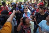 Warga mengantre untuk mendapatkan sekantung daging kurban di Pengadilan Negeri Surabaya, Jawa Timur, Minggu (11/8/2019). Pada Hari Raya Idul Adha 1440 Hijriah Pengadilan Negeri Surabaya membagikan sekitar 2.500 bungkus daging kurban untuk masyarakat sekitar. Antara Jatim/Didik Suhartono/ZK