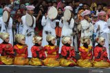 Peserta memainkan seni hadrah saat Karnaval Budaya di Pamekasan, Jawa Timur, senin (12/8/2019). Karnaval yang diikuti sekolah dari tingkat SD sampai SMA yang bertema 