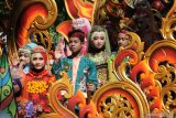 Peserta mengenakan batik kreasi Pamekasan saat Karnaval Budaya di Pamekasan, Jawa Timur, senin (12/8/2019). Karnaval yang diikuti sekolah dari tingkat SD sampai SMA yang bertema 