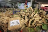 Relawan menata besek bambu untuk mengemas daging kurban di Masjid Al Akbar Surabaya, Jawa Timur, Senin (12/8/2019). Panitia pembagian daging kurban Masjid Al Akbar Surabaya membagikan daging kurban yang dikemas dalam besek bambu kepada sekitar 3.000 penerima sebagai upaya untuk meminimalisir penggunaan tas plastik (kresek). Antara Jatim/Didik Suhartono/ZK