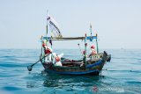 Petugas mengumpulkan tumpahan minyak mentah yang tercecer di Laut Utara Karawang, Jawa Barat, Senin (12/8/2019). Pertamina terus berupaya maksimal menangani tumpahan minyak mentah dengan menerjunkan berbagai peralatan dan metode sesuai standar di industri migas seperti Static Oil Boom untuk menahan penyebaran, Giant Octopus Skimmer untuk menyedot minyak mentah berkecepatan sekitar 250 ribu liter per jam dan bekerjasama dengan masyarakat untuk mengurangi potensi minyak mentah terbawa arus sampai ke pesisir pantai. ANTARA FOTO/M Ibnu Chazar.ANTARA FOTO/Muhamad Ibnu Chazar (ANTARA FOTO/Muhamad Ibnu Chazar)